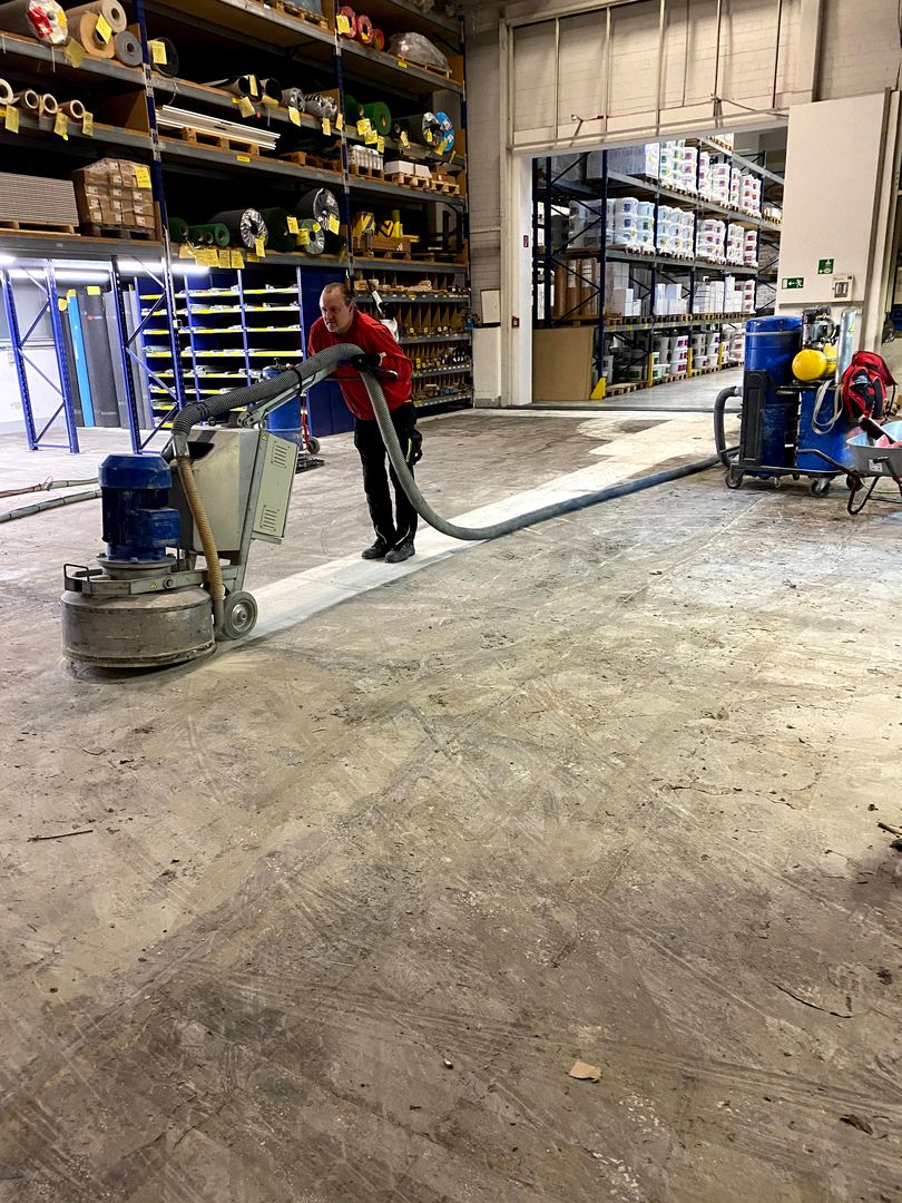 Boden einer Lagerhalle wird abgetragen