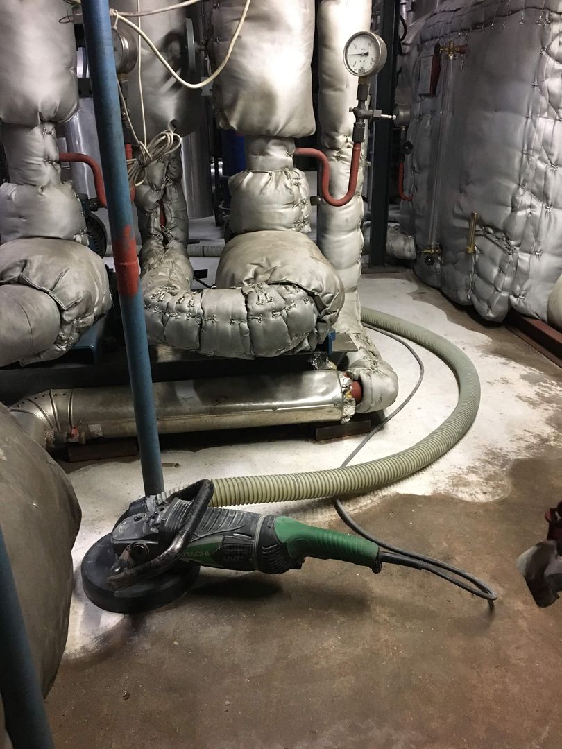 der Boden einer Halle wird abgeschliffen