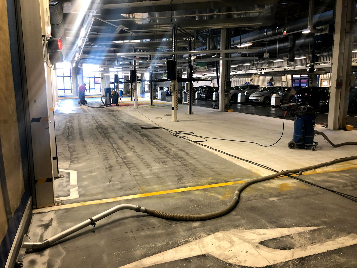 Der Boden eines Parkhauses wird abgeschliffen